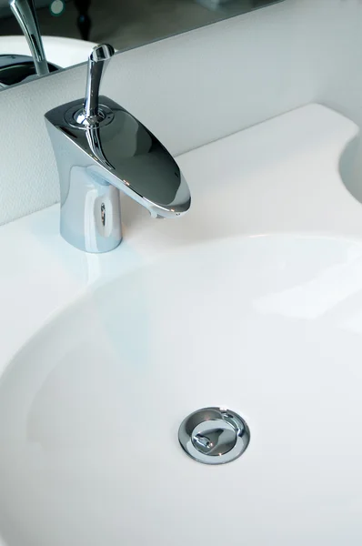 Lavabo y grifo de baño moderno — Foto de Stock