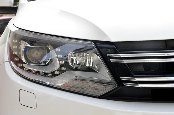 Beyaz arabanın kafa lambası — Stok fotoğraf