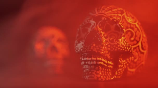 Раскрашенный череп на День Мертвых в красном свете с дымом — стоковое видео