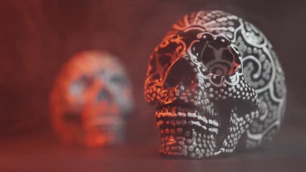 Malovaná lebka na Den mrtvých v červeném světle s kouřem — Stock video