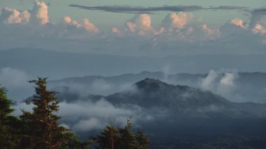 Tayland, Chiang Mai 'deki Doi Inthanon Ulusal Parkı' nda Sunset On Valley 'de Günbatımı
