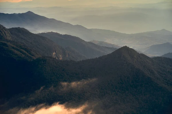 Dimma över Doi Inthanon berget, Chiangmai Thailand. — Stockfoto