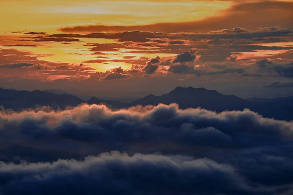 Moln över Doi Inthanon berget, Chiangmai Thailand. — Stockfoto