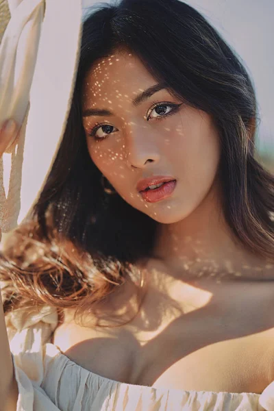 Estilo de vida retrato de moda de mujer asiática joven con estilo con sombrero de paja posando al aire libre —  Fotos de Stock