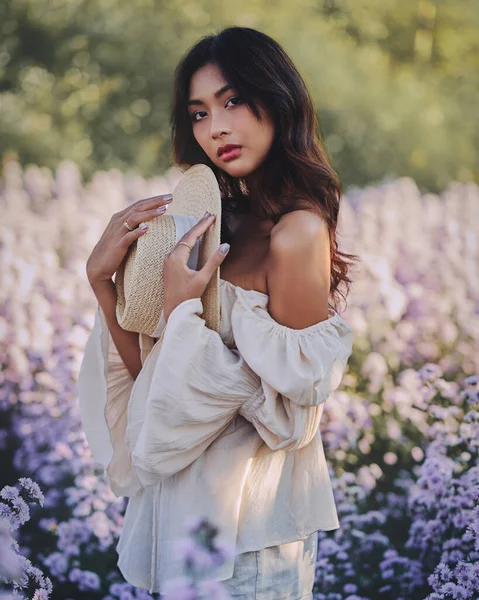 Estilo de vida moda retrato de elegante jovem mulher asiática com chapéu de palha posando ao ar livre — Fotografia de Stock