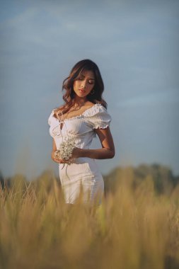 Dış mekânda poz veren zarif Asyalı bir kadının moda portresi.