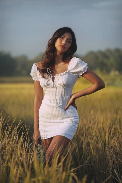 Estilo de vida moda retrato de elegante jovem asiático mulher posando ao ar livre — Fotografia de Stock