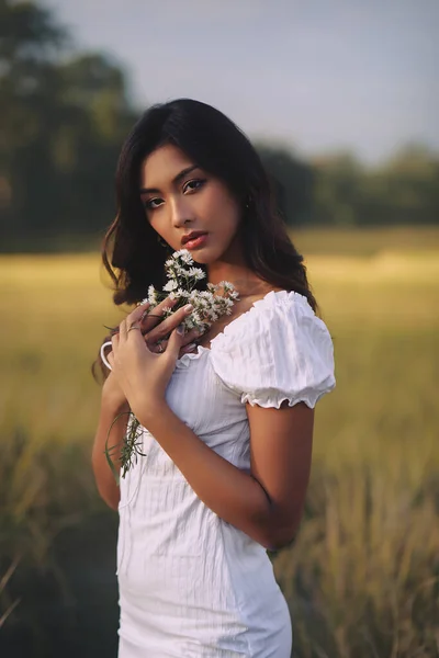 Estilo de vida moda retrato de elegante jovem asiático mulher posando ao ar livre — Fotografia de Stock