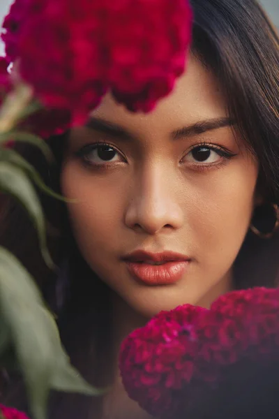 Retrato de moda de uma bela jovem tailandesa rodeada de flores. Flor de primavera — Fotografia de Stock