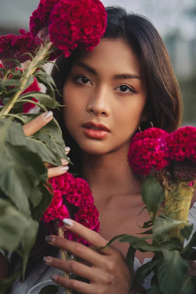 Retrato de moda de uma bela jovem tailandesa rodeada de flores. Flor de primavera — Fotografia de Stock