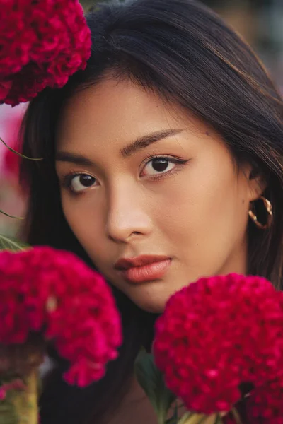 Retrato de moda de uma bela jovem tailandesa rodeada de flores. Flor de primavera — Fotografia de Stock