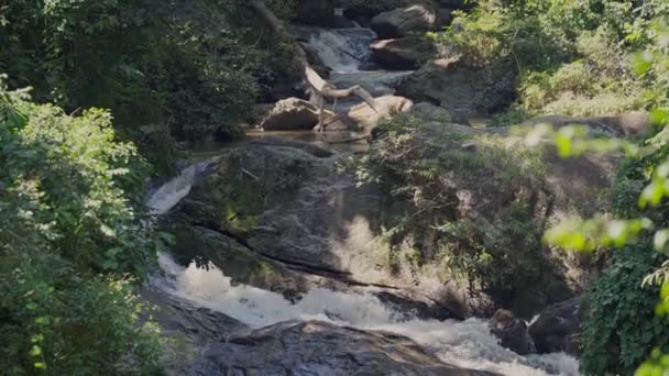 Mae Sa vodopád v blízkosti města Chiang Mai v národním parku Thajsko — Stock video