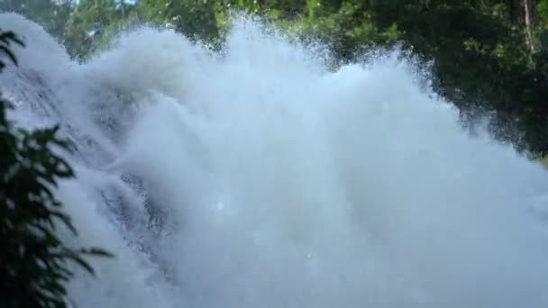 Wachirathan waterfall in the middle of a deep forest on Doi Inthanon, Chiang Mai, Thailand — Stock Video