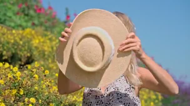 Blond met stro hoed poseren in het veld — Stockvideo
