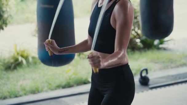魅力的な若いフィットネス女性の運動ジャンプロープ — ストック動画