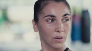 Atletik terleyen kadın portresi. Güçlü bir idmandan sonra dinleniyor.
