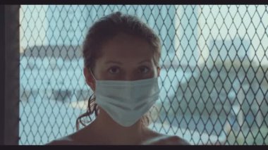 Koruyucu Tıbbi Yüz Maskesi Giyen Genç Bir Kadının Portresi