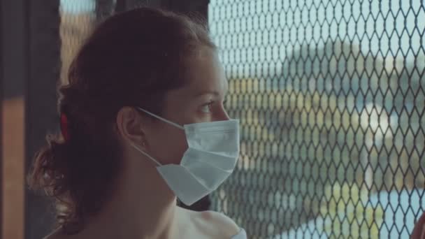 Mladá žena nosí ochrannou masku obličeje — Stock video