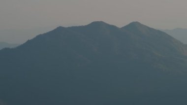 Dağdaki bulutlar. Doi Inthanon 'da sis tepede yüzüyor, Chiang Mai