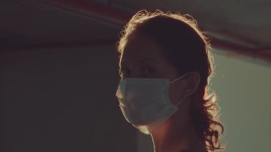 Koruyucu Tıbbi Yüz Maskesi Giyen Genç Bir Kadının Portresi