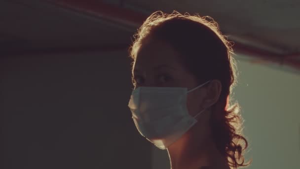 Retrato de una mujer joven con máscara protectora para la cara médica — Vídeo de stock