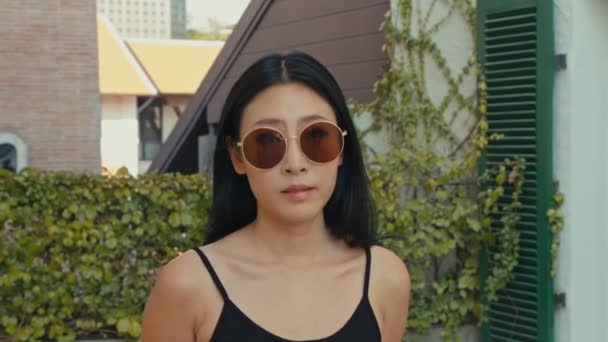Portrétní snímek stylového asijského modelu — Stock video