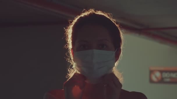 Porträtt av en ung kvinna bär skyddande medicinsk ansiktsmask — Stockvideo