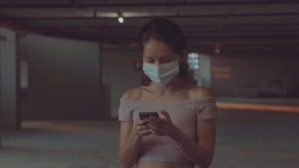 Retrato de una mujer joven con máscara protectora para la cara médica — Vídeos de Stock
