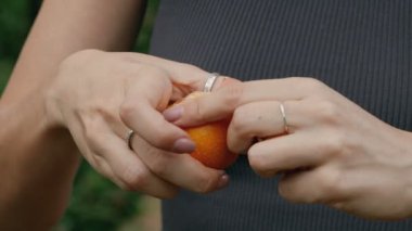 Portakal bahçeli kadın, yakın plan portakal soyuyordu. Sinematik çekim