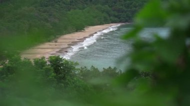 Gözlerden uzak bir sahilde okyanus dalgaları.