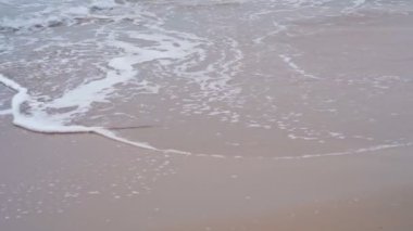 Gün batımında kıyıda dalgalar