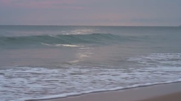 Golven aan de kust bij zonsondergang — Stockvideo