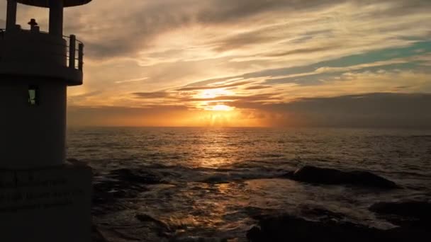 Famosa spiaggia di Khao Lak con faro o faro, Phang-Nga, Thailandia — Video Stock