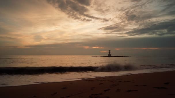 Famosa playa de Khao Lak con faro o faro, Phang-Nga, Tailandia — Vídeos de Stock