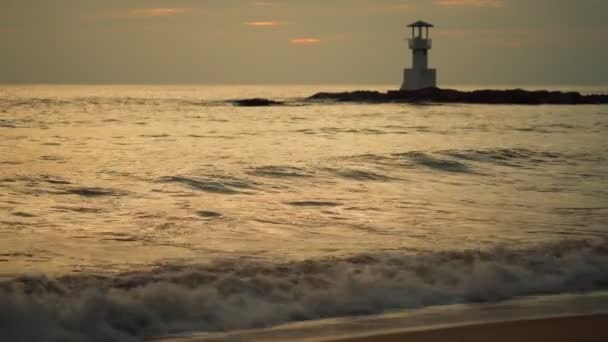 Beroemd Khao Lak strand met licht baken of vuurtoren, Phang-Nga, Thailand — Stockvideo