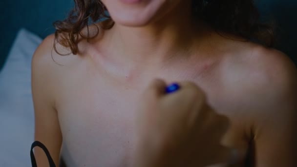 Kadın makyaj yapıyor. Genç bir kadın makyaj fırçası kullanarak göğsünü kızartıyor. Kozmetik kavramı — Stok video