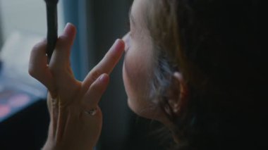 Makyaj sanatçısı güzel bir manken için parlak bir makyaj yapar.