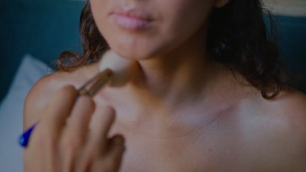 女は化粧する。若い女性はメイクブラシで胸に赤面します。化粧品のコンセプト — ストック動画