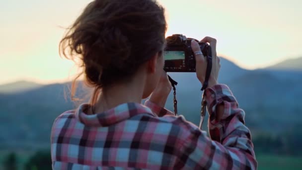 Fotograf, robienie zdjęć krajobrazu górskiego o zachodzie słońca — Wideo stockowe