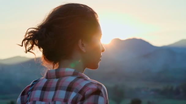 Жінка мандрівник насолоджується заходом сонця в гірському пейзажі — стокове відео