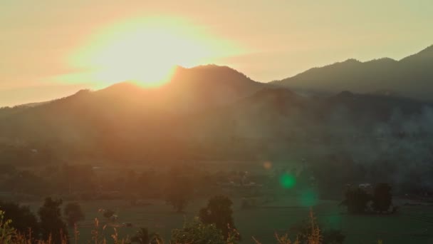 Ηλιοβασίλεμα στα βουνά, Ταϊλάνδη — Αρχείο Βίντεο