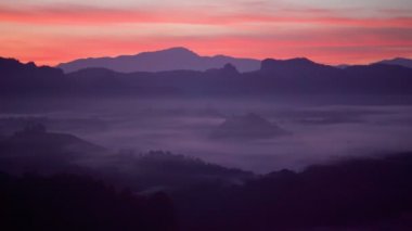 Baan JABO 'nun bakış açısına göre, sabahları Puslu Atlı manzarası. Mae Hong Son, Baan JABO Tayland 'ın en muhteşem sislerinden biri..