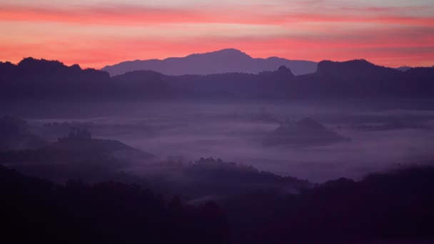 Baan JABO 'nun bakış açısına göre, sabahları Puslu Atlı manzarası. Mae Hong Son, Baan JABO Tayland 'ın en muhteşem sislerinden biri.. — Stok video