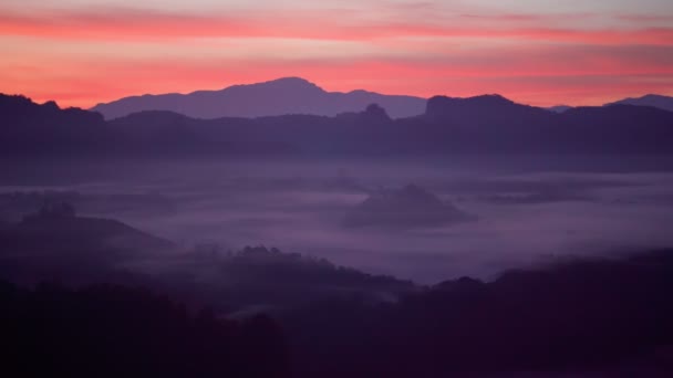 Lanscape montês com névoa de manhã, ponto de vista Baan JABO. Mae Hong Son, Baan JABO um dos mais incríveis Névoa na Tailândia. — Vídeo de Stock