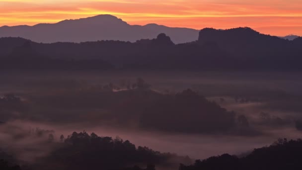 Lanscape montês com névoa de manhã, ponto de vista Baan JABO. Mae Hong Son, Baan JABO um dos mais incríveis Névoa na Tailândia. — Vídeo de Stock