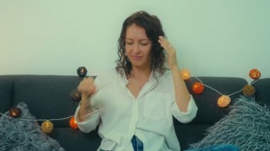 Yorgun genç bir kadın. Masaj yaparken gözlüğünü çıkarıyor. Kırmızı daire işaretli baş ağrısı