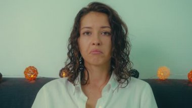 Kadın ağlıyor. Üzgün bir kızın yüzüne yakından bakar, kameraya bakar ve ağlar, gözyaşları yüzünden aşağı akar.