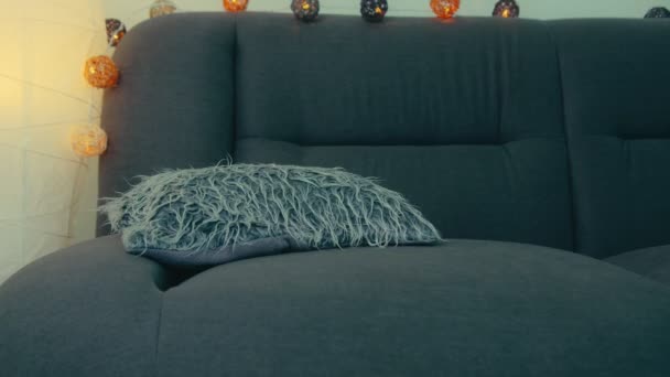 Wyczerpana młoda, śpiąca kobieta upada na sofę. Zmęczona kobieta śpiąca sama na kanapie w domu. dziewczyna zasypia uczucie braku motywacji — Wideo stockowe