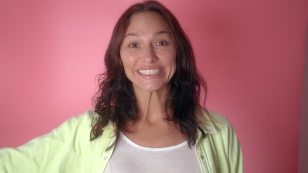 Retrato de mujer joven con pulgares hacia arriba — Vídeos de Stock