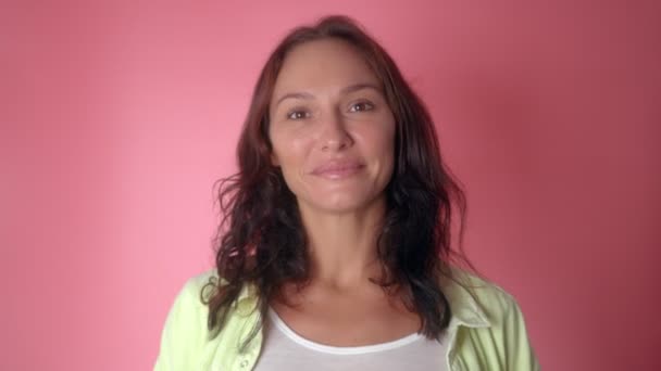 Retrato de mujer joven con pulgares hacia arriba — Vídeos de Stock